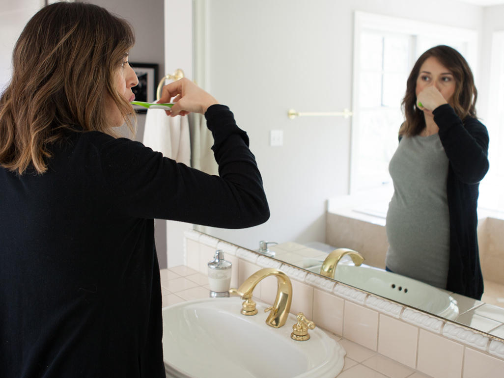pregnant tooth pain woman brushing teeth